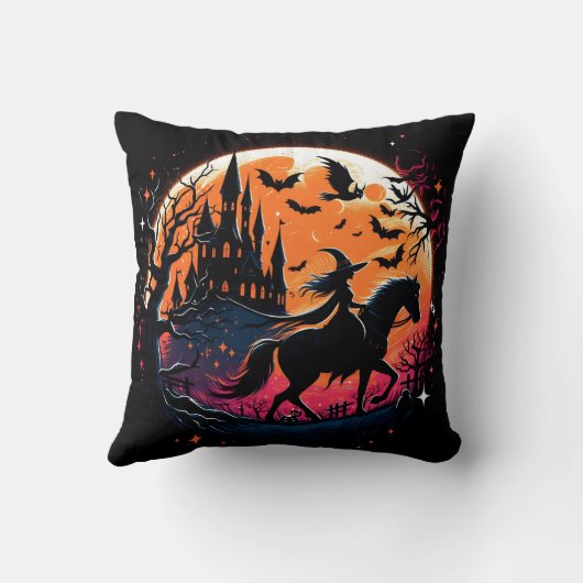 不気味な月明かりの下でハロウィーンの馬に乗る クッション (裏面)
