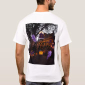 不気味な紫の幽霊屋敷のハロウィンデザイン Tシャツ (裏面)