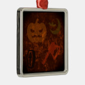 不気味な背景のハロウィーンの怖さ メタルオーナメント (右)
