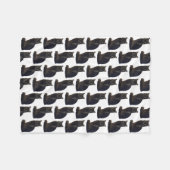 不気味な視線を放つ黒猫切り出し白 フリースブランケット (正面(横))