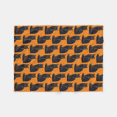 不気味な視線を放つ黒猫切り出し・オレンジ フリースブランケット (正面(横))