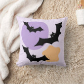 不気味な黒飛んでいるこうもりハロウィンナイトパープル クッション (ブランケット)