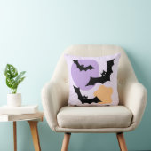 不気味な黒飛んでいるこうもりハロウィンナイトパープル クッション (椅子)