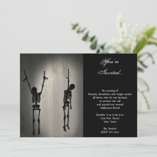 不気味ぶら下がったな骨格を壁に貼るハローウィンパーティ 招待状 (スタンド正面)