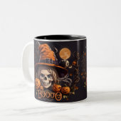 不気味カボチャ、魔女、月のハロウィンシーン ツートーンマグカップ (正面左)