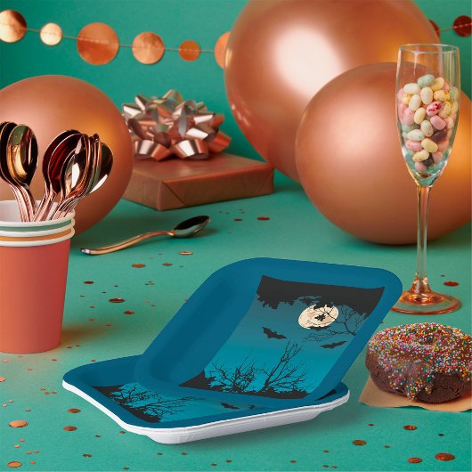 不気味ハロウィーンの夜の満月と飛んでいるこうもり ペーパープレート