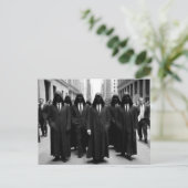 不気味風変わりなフードを着た人々 ポストカード (スタンド正面)