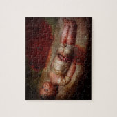 不気味風変わり- – 誰も疑わない ジグソーパズル (縦)