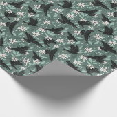 不気味飛んでいるで魔法の流れのあるカラスとカラス ラッピングペーパー (角)