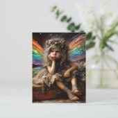 不満げな小さな可愛い妖精がスーツケースに座っている ポストカード (スタンド正面)