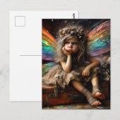 不満げな小さな可愛い妖精がスーツケースに座っている ポストカード (正面/裏面)