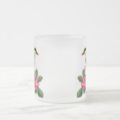 不足分によって後につかれる緑のカササギによって曇らされるマグ フロストグラスマグカップ (中央)