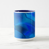 不透明な金属を緑色とクリームで彫刻した マグカップ (中央)