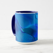 不透明な金属を緑色とクリームで彫刻した マグカップ (正面左)