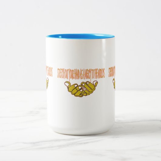 世の中に慈悲の手を差し出せ ツートーンマグカップ (中央)