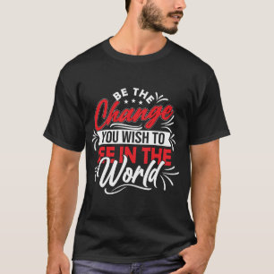 世の中に見たい変化になれ Tシャツ