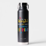 世の中は何でも優しくできる ウォーターボトル<br><div class="desc">愛する人への支援を自閉症のスペクトルで示すスタイリッシュこの世界で何でも優しいウォーターボトルになることができる。自閉症の意識を持つ目を引き付け祝るプリントを備え、優しい大切な思い出を提供する。どんな特別な機会にも最適で素晴らし、自閉症で生活する家族の皆さんの愛とサポートを示す方法。</div>