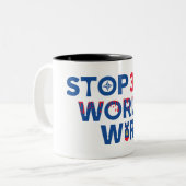 世ストップ界戦争。平和な自由の世界を築く ツートーンマグカップ (正面左)