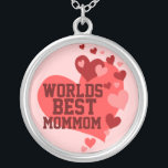 世最高の界MomMom （または任意の名前） シルバープレートネックレス<br><div class="desc">世界の最高の母母、祖母、子供など！このグラフィッククールは、ギフトを作りたい任意の名前、タイトル、または詩に変更できユニークる特別な！美しいハートグラフィックデザイン赤いレタリングと赤いピンク。特別な人に心からのメッセージを送るカスタムことパーソナライズされたで、あなたカスタマイズは自分にとってより特別で有意義な作りができる。無限の素晴らしさ！</div>