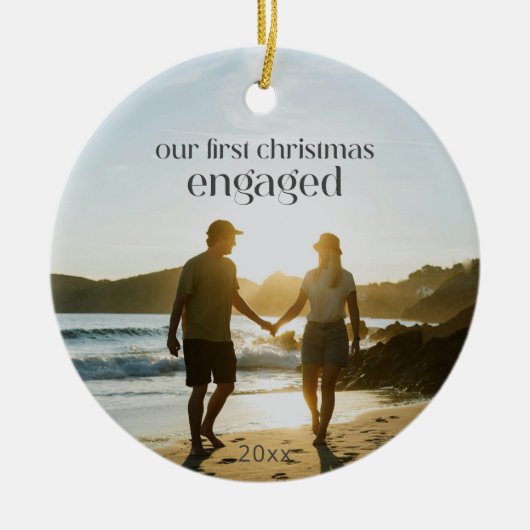世界でひとつの最初のクリスマス　婚約カップル写真 セラミックオーナメント (正面)
