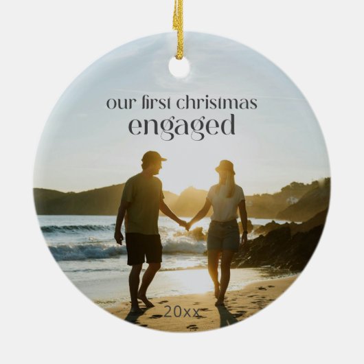 世界でひとつの最初のクリスマス　婚約カップル写真 セラミックオーナメント (裏面)