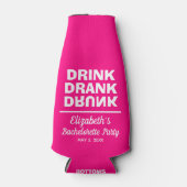 世界で一つだけの特別なドリンクを楽しむ、最高のハッピーな花嫁とその友達たちのパーティー ボトルクーラー (正面)