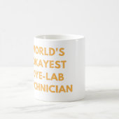 世界で最も関心のある染料試験技師 – #LABLIFE COFF コーヒーマグカップ (中央)
