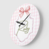 世界に一つだけのルビーちゃんのためのベビーガール用保育園の弓とギンガム ラージ壁時計 (傾斜)