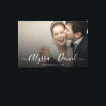 世界に一つだけの特別な結婚写真　- オーダーメイドのモダンカリグラフィーネーム入りウェディングフォト キャンバスプリント<br><div class="desc">大切な愛のストーリーを、このエレガントなパーソナライズされたウェディングフォトキャンバスで祝いましょう。お気に入りの写真、モダンなスクリプト名、ウェディング日付をフィーチャーした特別なアイテムです。美しいウェディングデコレーションとして、そして永続的なインテリアデコレーションとして、このストレッチキャンバスは、どんな空間にもタイムレスなアクセントを加えます。</div>