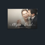 世界に一つだけの特別な結婚写真 - オーダーメイドのモダンカリグラフィーネーム入りウェディングフォト キャンバスプリント<br><div class="desc">大切な愛のストーリーを、このエレガントなパーソナライズされた結婚式の写真キャンバスで祝いましょう。お気に入りの写真、モダンなスクリプトの名前、結婚日が特徴です。美しい結婚式当日の装飾と、永続的な家の装飾の記念品として設計されたこのストレッチされたキャンバスは、どんな空間にもタイムレスな追加をもたらします。</div>