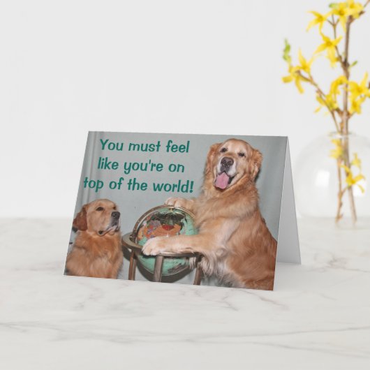 世界のおめでとうの上のゴールデン・リトリーバー カード (黄色い花)