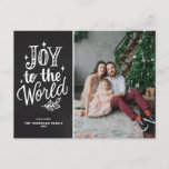 世界のクリスマスカロル写真にChalkboard Joy To The World シーズンポストカード<br><div class="desc">世界に喜びあれ、主は来!手のレタリング、スパークルと黒板の背景を持つ葉を特徴とするカスタマイズ可能な宗教的なフェイククリスマスハガキ。名前、写真、アドレス、メッセージを追加してパーソナライズする。この素朴な黒板のクリスマスポストカードで家族や友人にクリスマスの願いと挨拶を送る。</div>