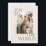 世界のクリスマスモダン写真への喜び シーズンカード<br><div class="desc">この緑、高架でシックな宗教的なクリスマスカードでモダン、家族のクリスマスの挨拶を送る"世界への喜び"の言葉を特徴とし、曲がった縁の写真フレームとペア。カードの背面には、独自のメッセージを入力する宇宙もあります。</div>
