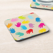 世界のコースターセットの周りの手 コースター (左側)