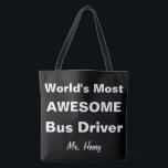 世界のパーソナライズな最も素晴らしいバス運転手 トートバッグ<br><div class="desc">世界の最も素晴らしいバス運転手のパーソナライズな二重味方されたトートバック。 両側、白人のフォントが付いている黒い背景で設計して下さい。 文字または背景色を変えるためにカスタマイズ。 シンプルな文字は"世界原稿の名前と個人化なる部屋が付いている最も素晴らしいバス運転手"を読みます。 スクールバスの運転者のためのおもしろいのギフト。 接触はのためのwww.SamAnnDesigns.comをカスタム設計します</div>