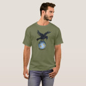 世界の上のカラス Tシャツ (正面フル)