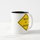 世界の堅い働く母親に名誉を与えること ツートーンマグカップ (正面右)