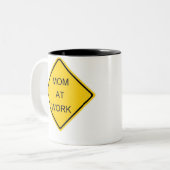 世界の堅い働く母親に名誉を与えること ツートーンマグカップ (正面左)