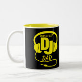 世界の最高のDJパパ黒い黄色のマグ ツートーンマグカップ (左)