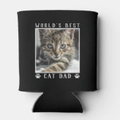 世界の猫最高ののパパの手が猫の写真を黒でプリント 缶クーラー (裏面)