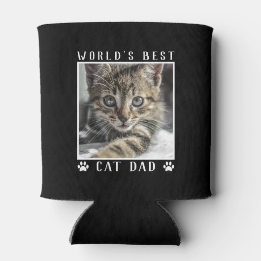 世界の猫最高ののパパの手が猫の写真を黒でプリント 缶クーラー (裏面)