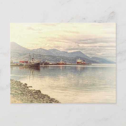 世界の端で引き上げるボート ポストカード (正面)