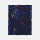 世界の都市光を示す地球の平面地図 フリースブランケット (正面)