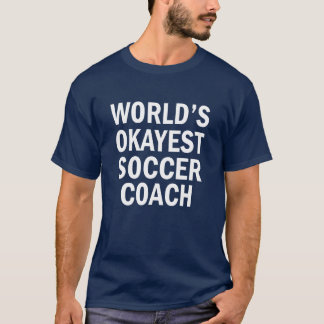 世界のOkayestのサッカーのコーチのおもしろいな人のワイシャツ Tシャツ