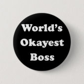 世界のOkayestのボスのユーモアのあるな仕事のギフトのおもしろいなおもしろい 缶バッジ (正面)