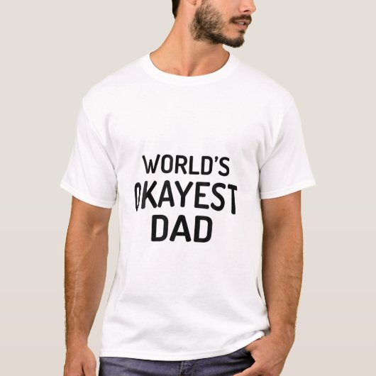 世界のOkayestパパ – 父おもしろいの日のデザイン Tシャツ (正面)