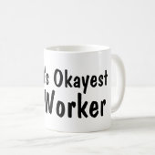 世界のOkayest Co労働者 |コーヒおもしろいーマグ コーヒーマグカップ (正面右)
