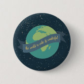 世界は広く、すばらしいです(宇宙の背景) 缶バッジ (正面)