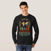 世界は犬のオーナーペットをのまわりに回転させる Tシャツ (正面フル)