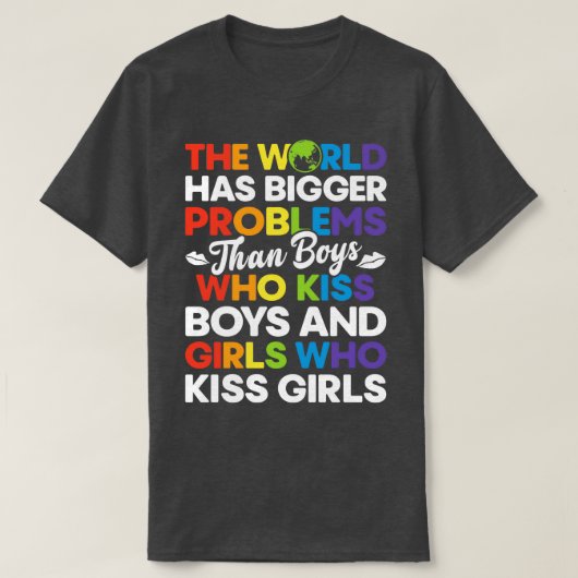 世界はBをキスする少年より大きな問題を抱えている Tシャツ (デザイン正面)